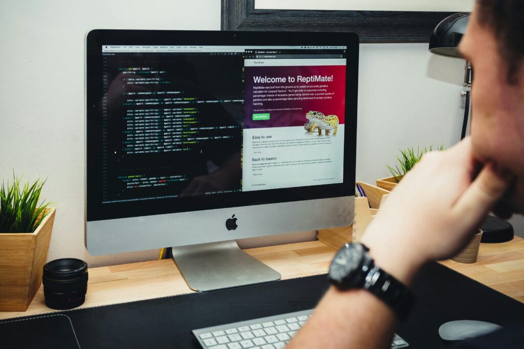 Developpeur web Reims travaille sur des lignes de code.